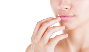 Kategorie Lippenpflege - Eine Frau die ihre Lippen eincremt